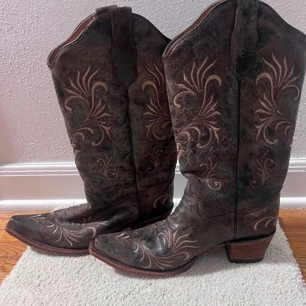 Circle G Distressed Brown Embroidered Heeled Boots
